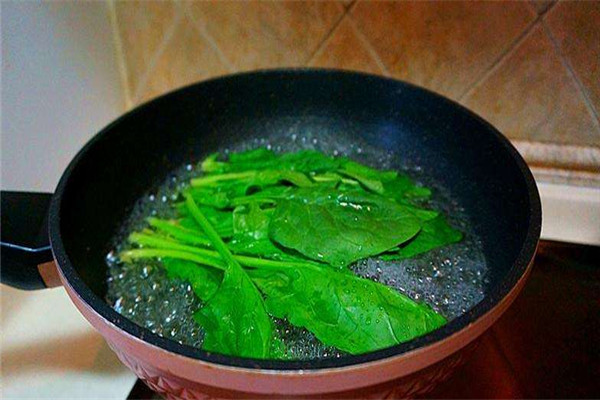 菠菜為什么要在水里過一遍,，菠菜煮久了還有營養嗎