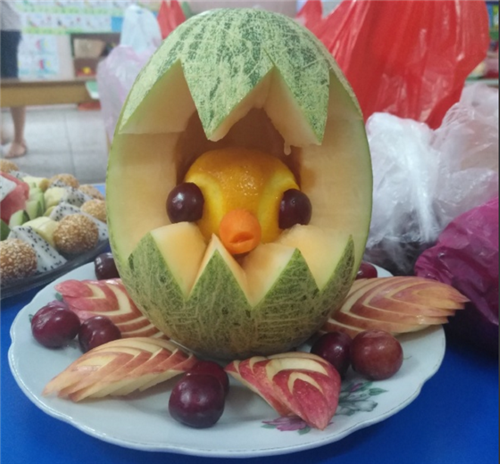 幼兒園創(chuàng)意水果拼盤，用水果制作成一個鳥窩