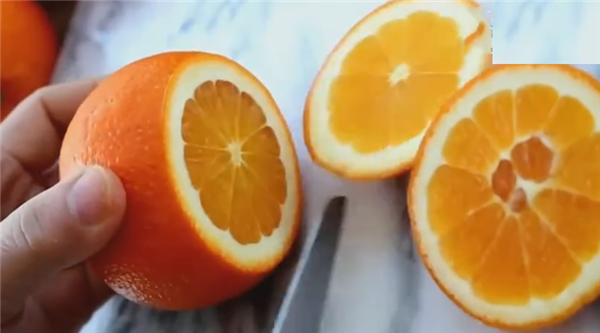 只用橙子制成創(chuàng)意水果拼盤 橙子也可以做出高大上的水果拼盤