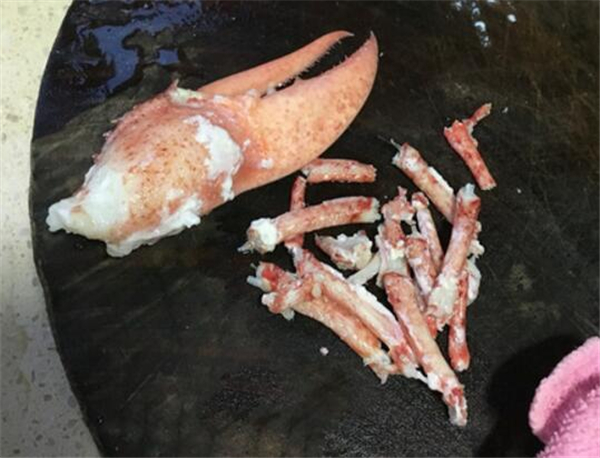 波士頓龍蝦怎么殺圖解，先放尿或用水煮10秒再殺