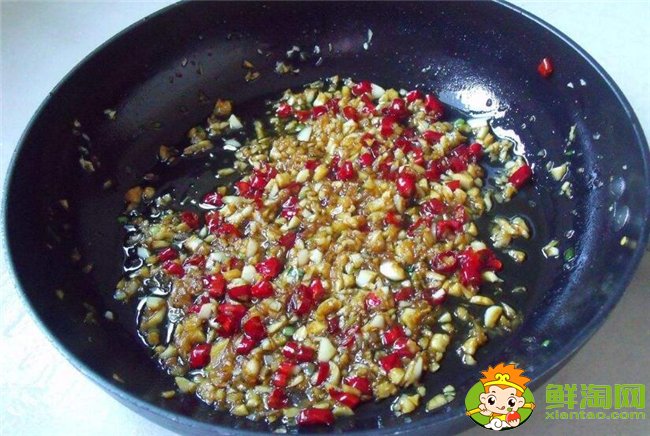 扇貝怎么洗干凈，扇貝肉怎么洗干凈(去除內臟用鹽水生粉唰一唰)