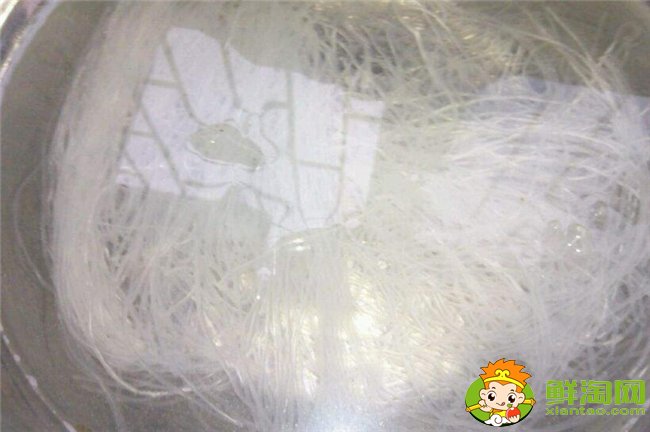 扇貝怎么洗干凈，扇貝肉怎么洗干凈(去除內臟用鹽水生粉唰一唰)
