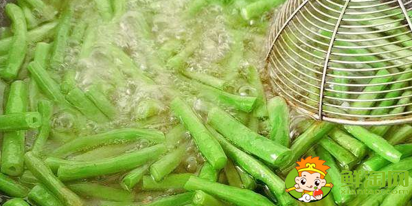 豇豆角可以生吃么,炒豇豆角用焯水嗎竅門