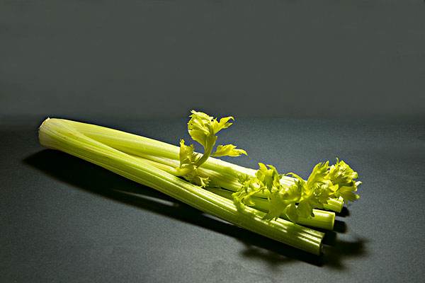 芹菜炒牛肉放老干媽嗎，芹菜炒牛肉要葉子嗎