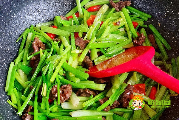 芹菜炒牛肉放老干媽嗎，芹菜炒牛肉要葉子嗎