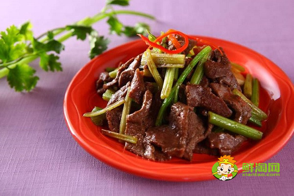 芹菜炒牛肉放老干媽嗎,芹菜炒牛肉要葉子嗎
