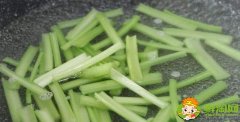 芹菜用水焯后能冷凍嗎，芹菜用水泡了一夜還能吃嗎