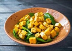 菠菜和豆腐能一起炒著嗎，菠菜豆腐炒著吃沒(méi)問(wèn)題對(duì)人體骨骼好