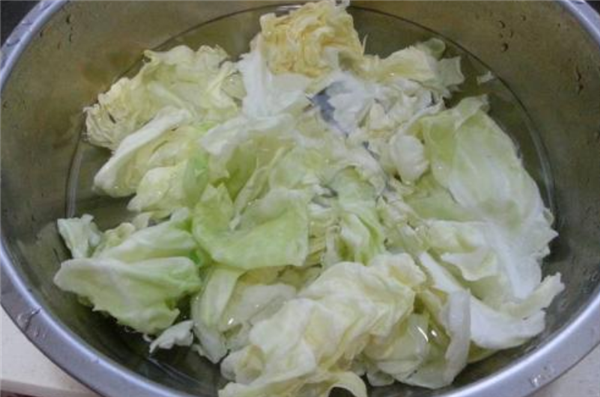 炒卷心菜要放水嗎