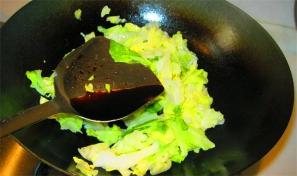 炒卷心菜要放水嗎